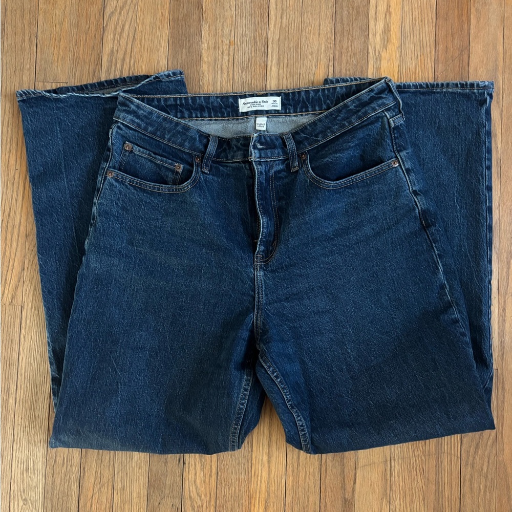 Abercrombie & Fitch Curve Love 90s High Rise Relaxed
Dark Rinse